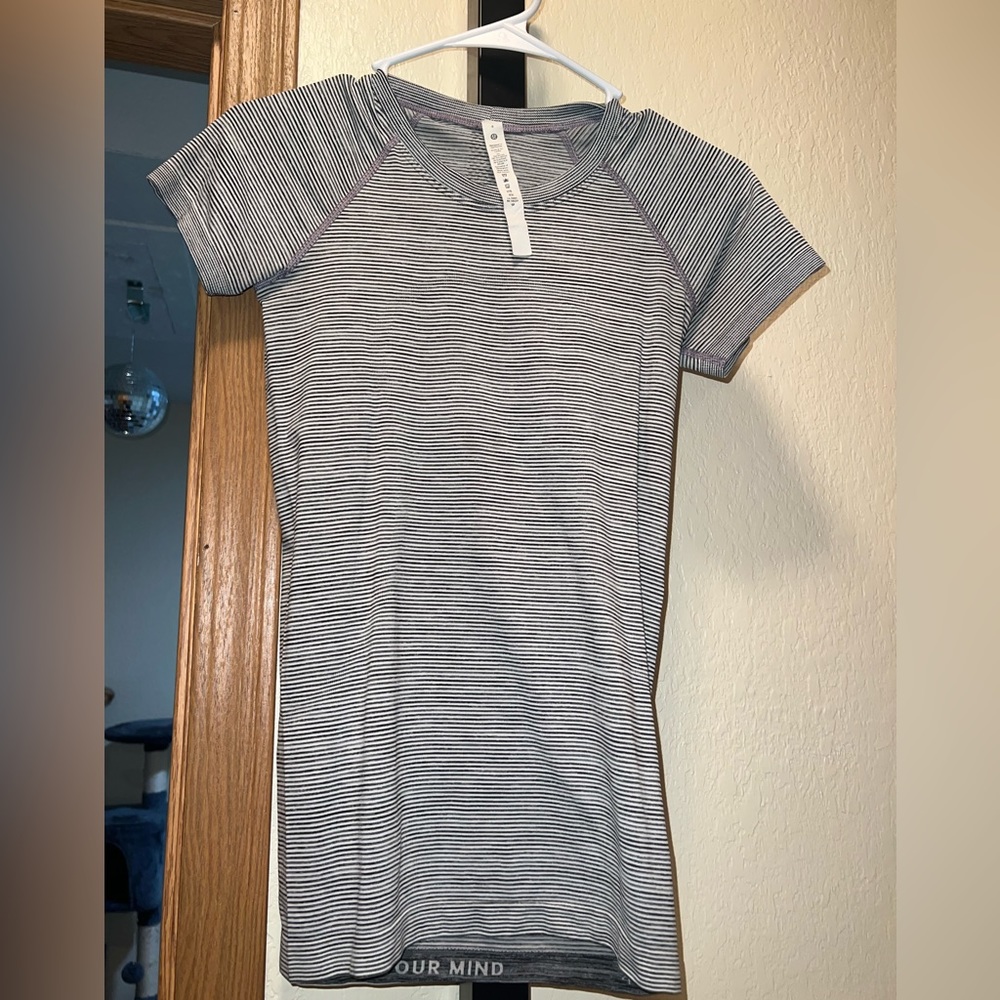 Black and white swifty tshirt from lululemon